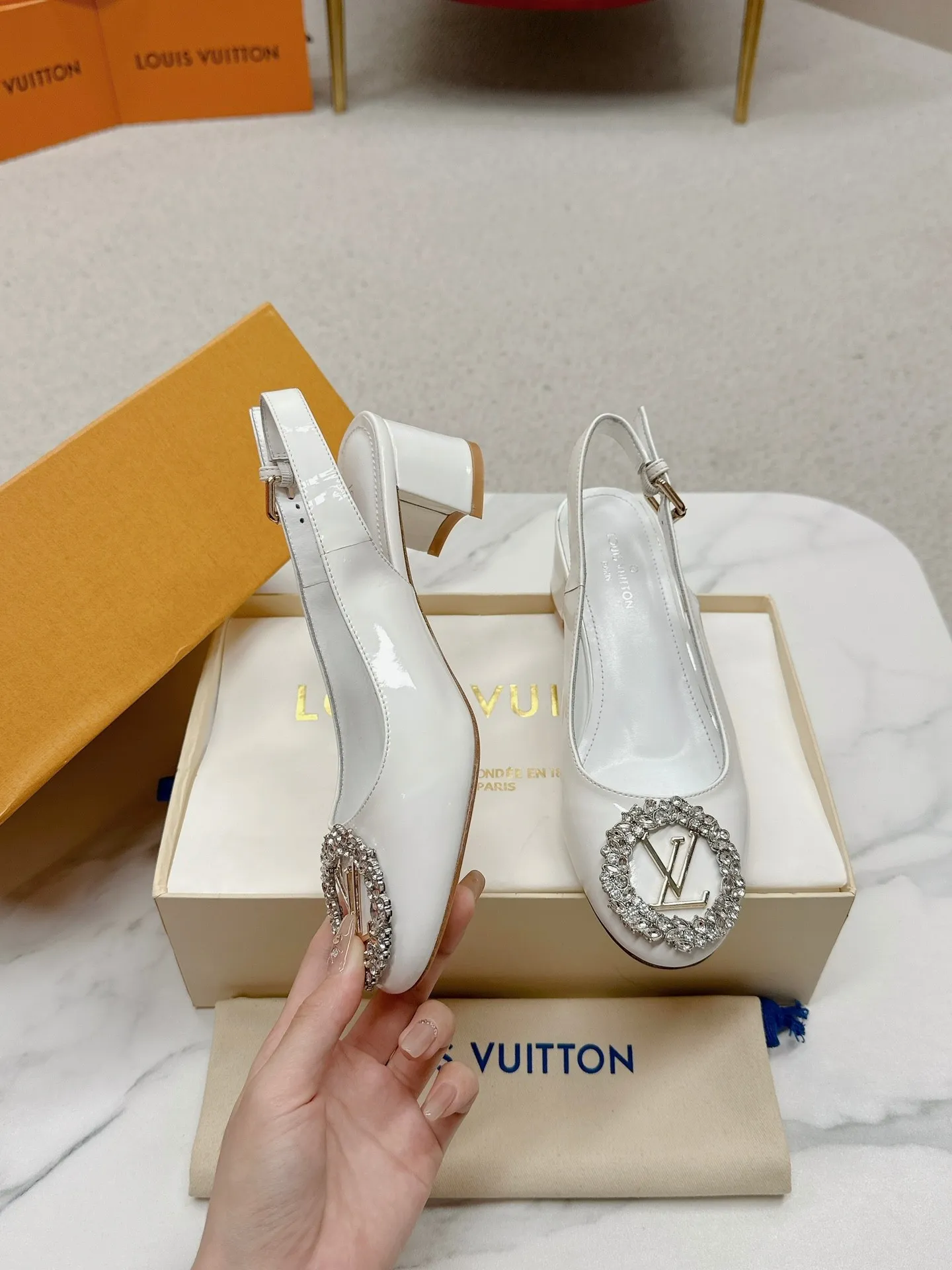 👟👟Ex-factory price 580👟👟 👑 Lv shoes This Urban Twist women's shoe is a stylish upgrade to the classic stiletto style. It is made of smooth calfskin upper with a bright silver metal toe and is engraved with the LV Circle logo, highlighting the Louis Vuitton brand characteristics. Detailed features: Calfskin material Lining: Imported full-grain sheepskin Foot pads: Imported full-grain sheepskin sole Italian genuine leather sole Heel height Two height sizes: 34-40 (34.40.41 customization is not returnable)